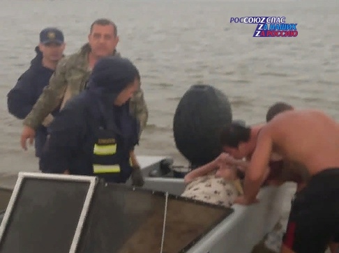 Спасатели Астраханского РО РОССОЮЗСПАСа эвакуировали женщину с пляжа в штормовых условиях