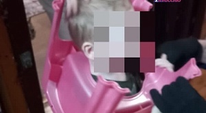 Астраханские спасатели спасли ребенка, голова которого застряла в горшке