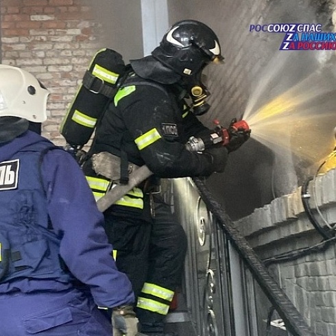 18 декабря 2023 в 14:15 в Астрахани в доме по ул. Фиолетова, 8 произошёл пожар. Огонь охватил внутреннюю отделку помещения на площади 10 квадратных метров