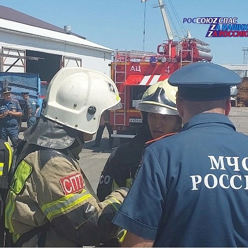 Спасатели Астраханского РО РОССОЮЗСПАСа приняли участие в тренировочном пожарно-тактическом учении на территории морского порта
