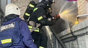 18 декабря 2023 в 14:15 в Астрахани в доме по ул. Фиолетова, 8 произошёл пожар. Огонь охватил внутреннюю отделку помещения на площади 10 квадратных метров