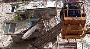 Астраханские спасатели устранили последствия сильного ветра